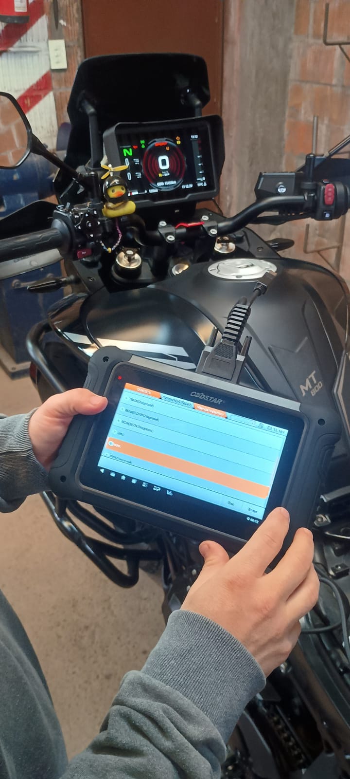 Diagnóstico computarizado con escáner sobre una moto
